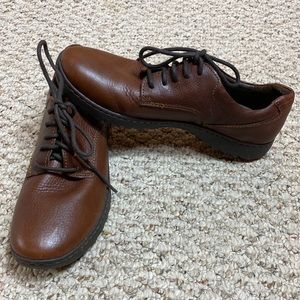 Born womens size 8.5 brown laced sneaker career wear shoes